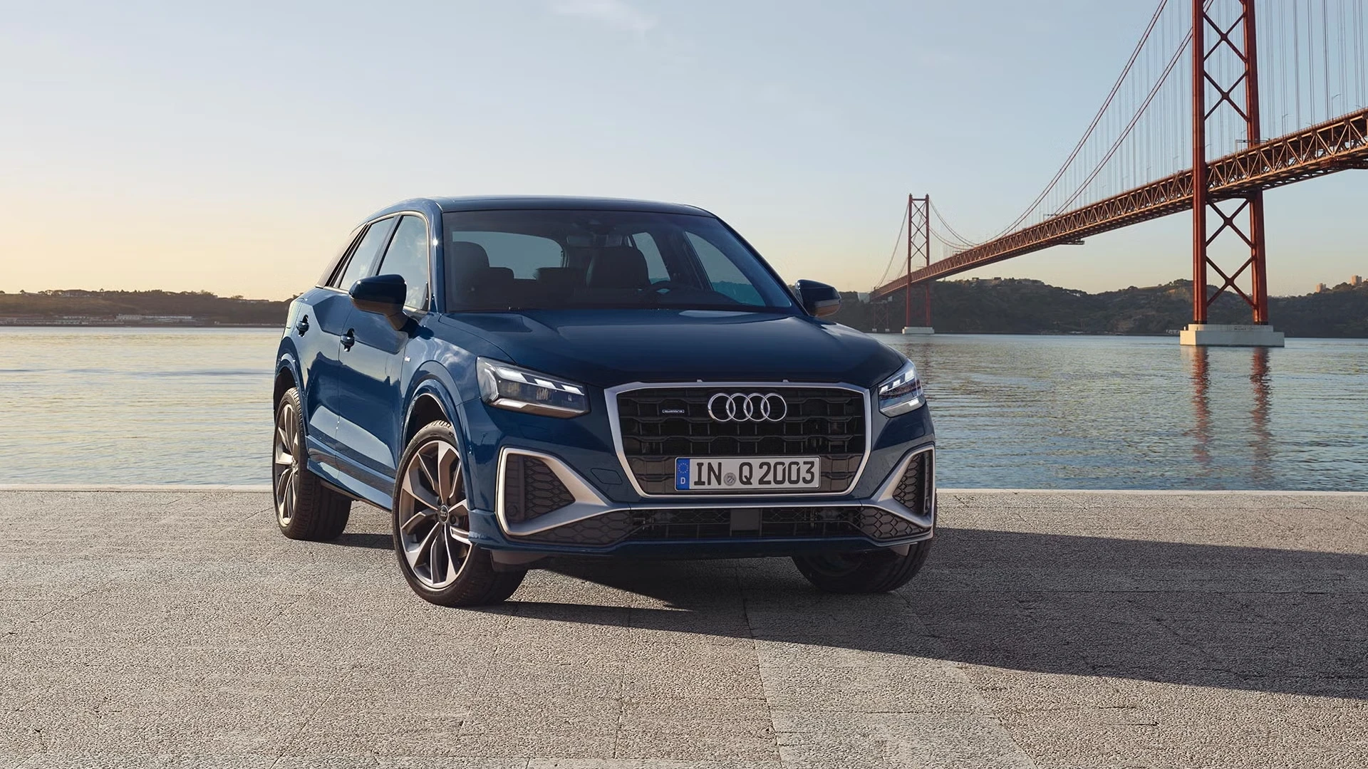 SUV Audi Q2 : design premium compact, photo en bord de mer/rivière