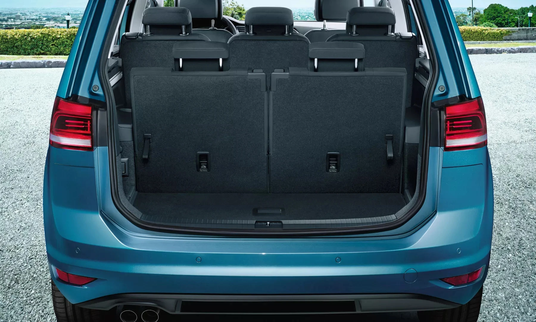 Espace de chargement d’un monospace 7 places Volkswagen Touran, plancher plat et dossiers arrière visibles