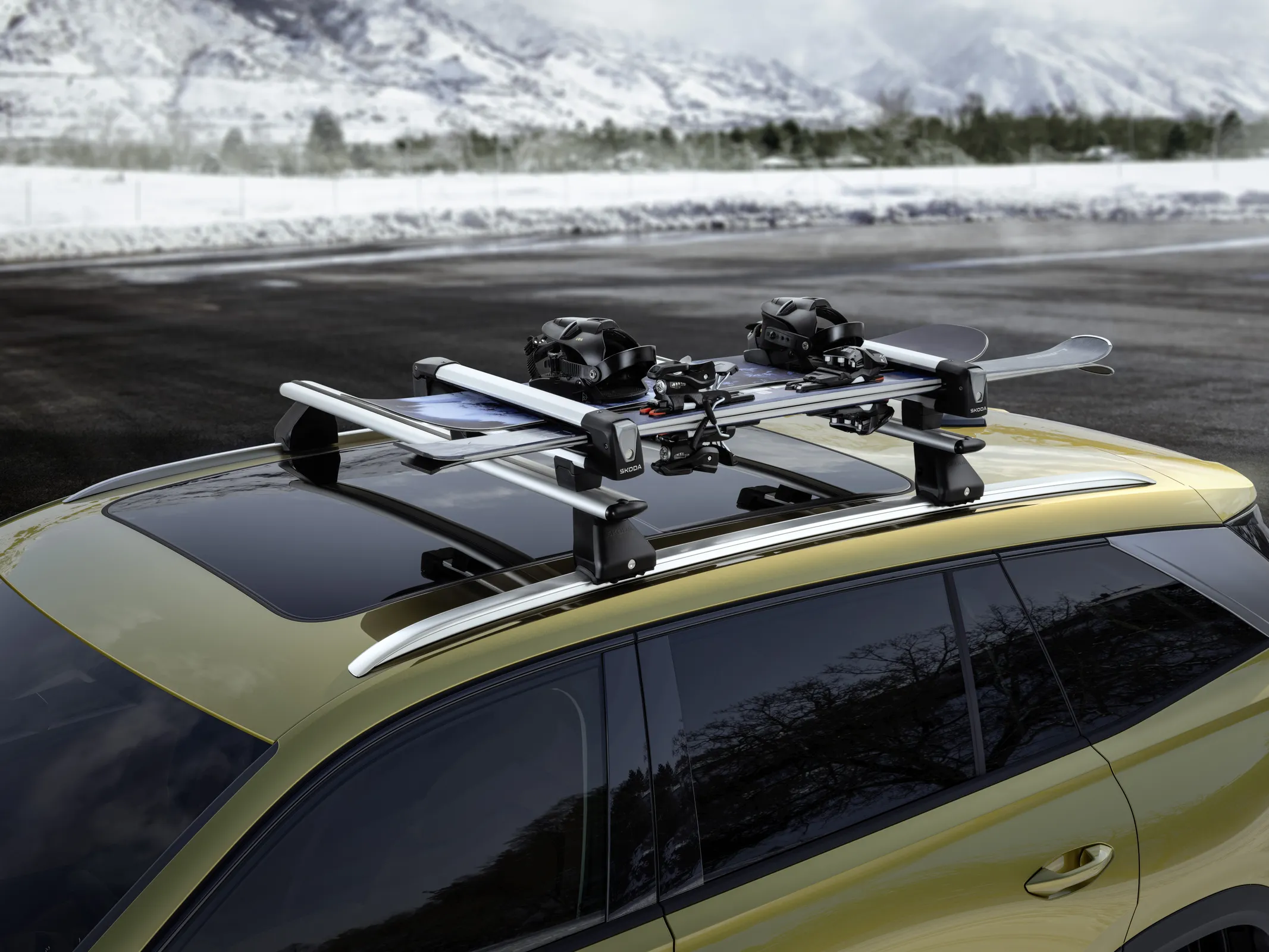 Barres de toit équipées d’un porte-skis, solution de transport pour le matériel de sports d’hiver