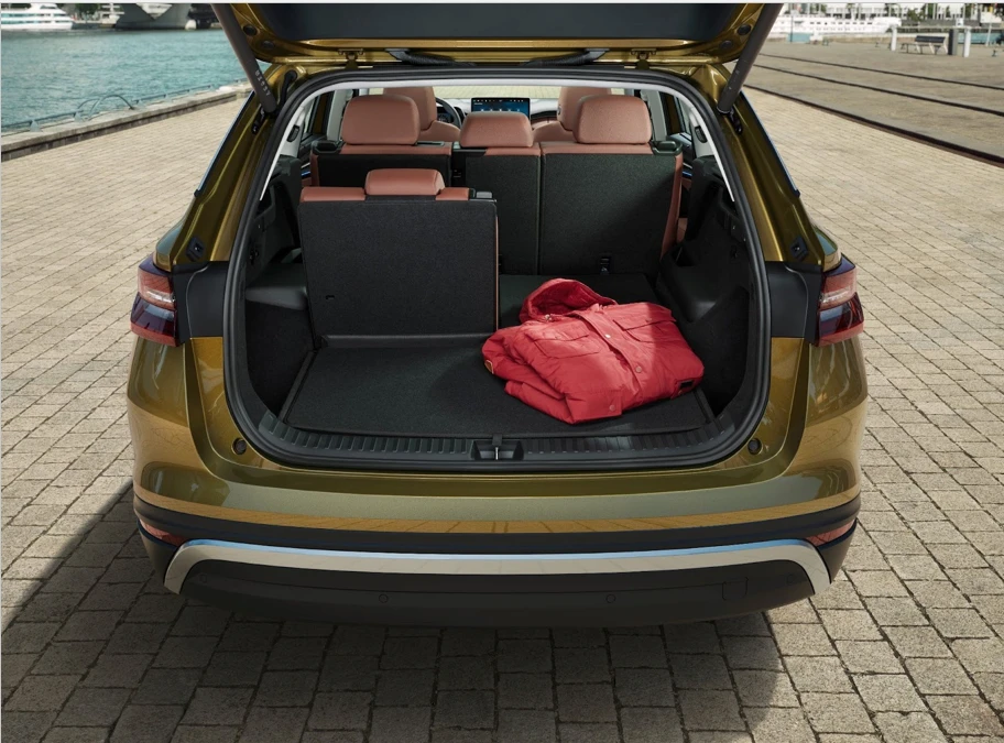 Coffre d’un grand SUV ouvert, un siège arrière rabattu, illustrant la capacité pour 7 passagers