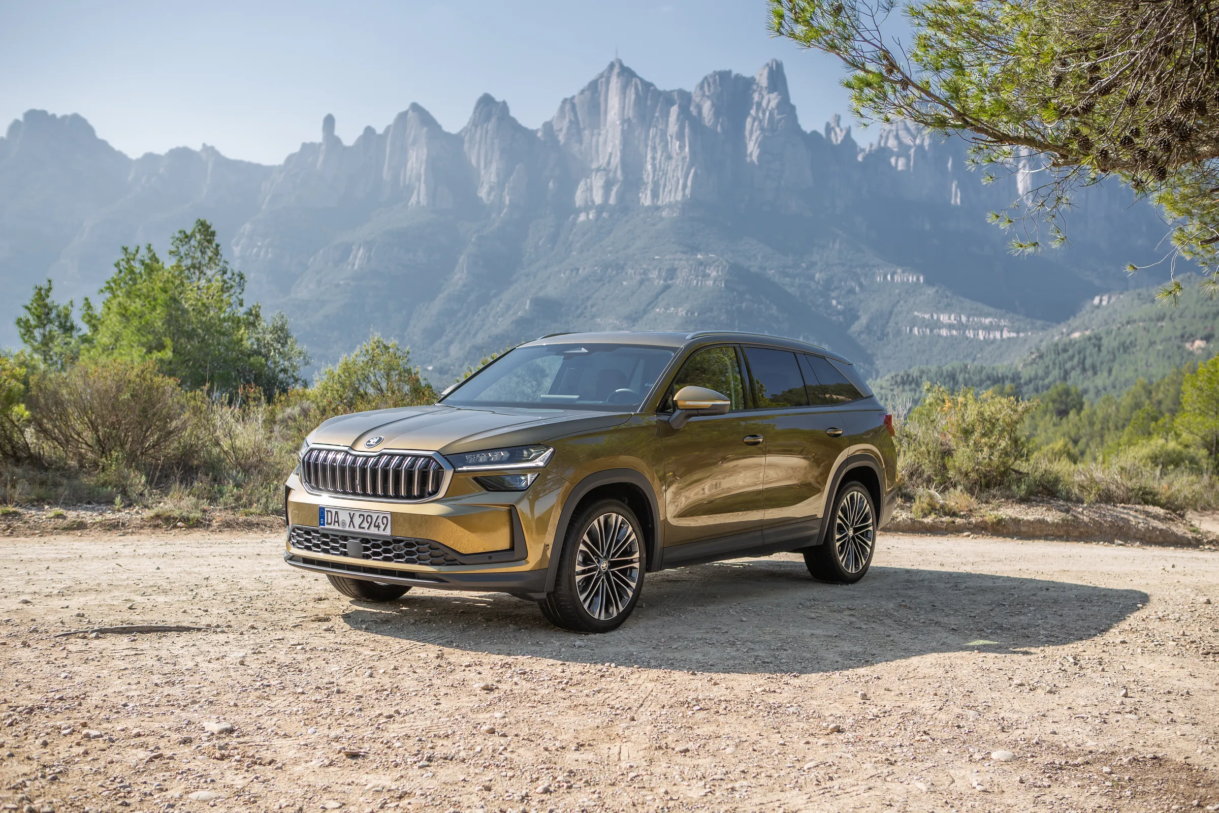 Grand SUV Škoda Kodiaq photographié de trois quarts avant dans un paysage naturel