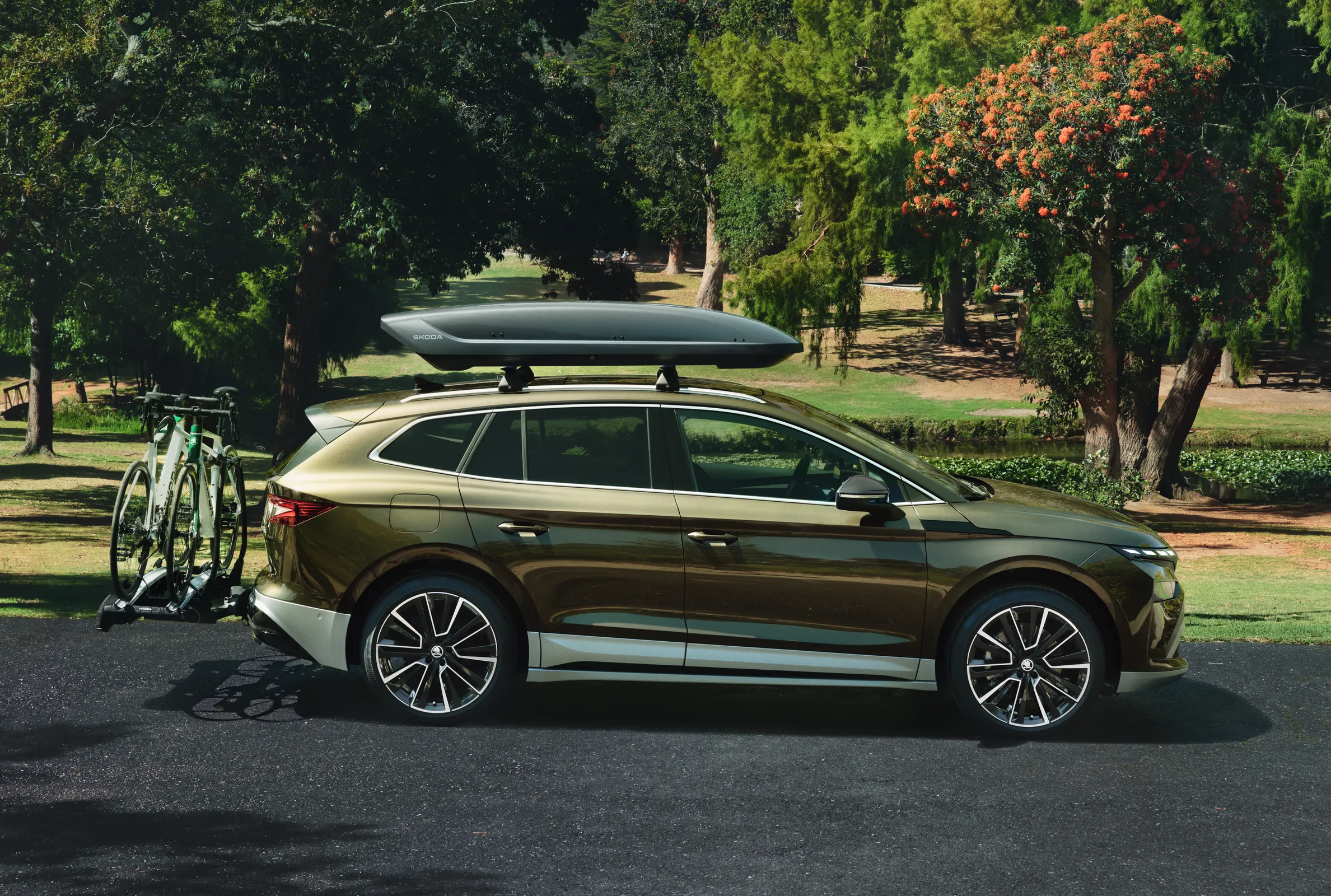 SUV électrique Škoda Enyaq avec deux vélos sur porte-vélo d’attelage et coffre de toit