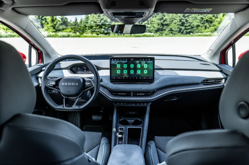 Habitacle Škoda avec écran multimédia et rangements centraux, focus sur les équipements Simply Clever