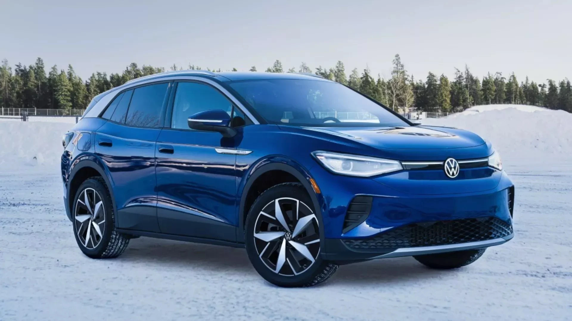 SUV électrique Volkswagen ID.4 bleu dans un décor de montagne en hiver