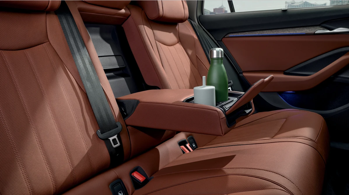 Rangements et porte-gobelets sur la banquette arrière d’une Škoda Enyaq