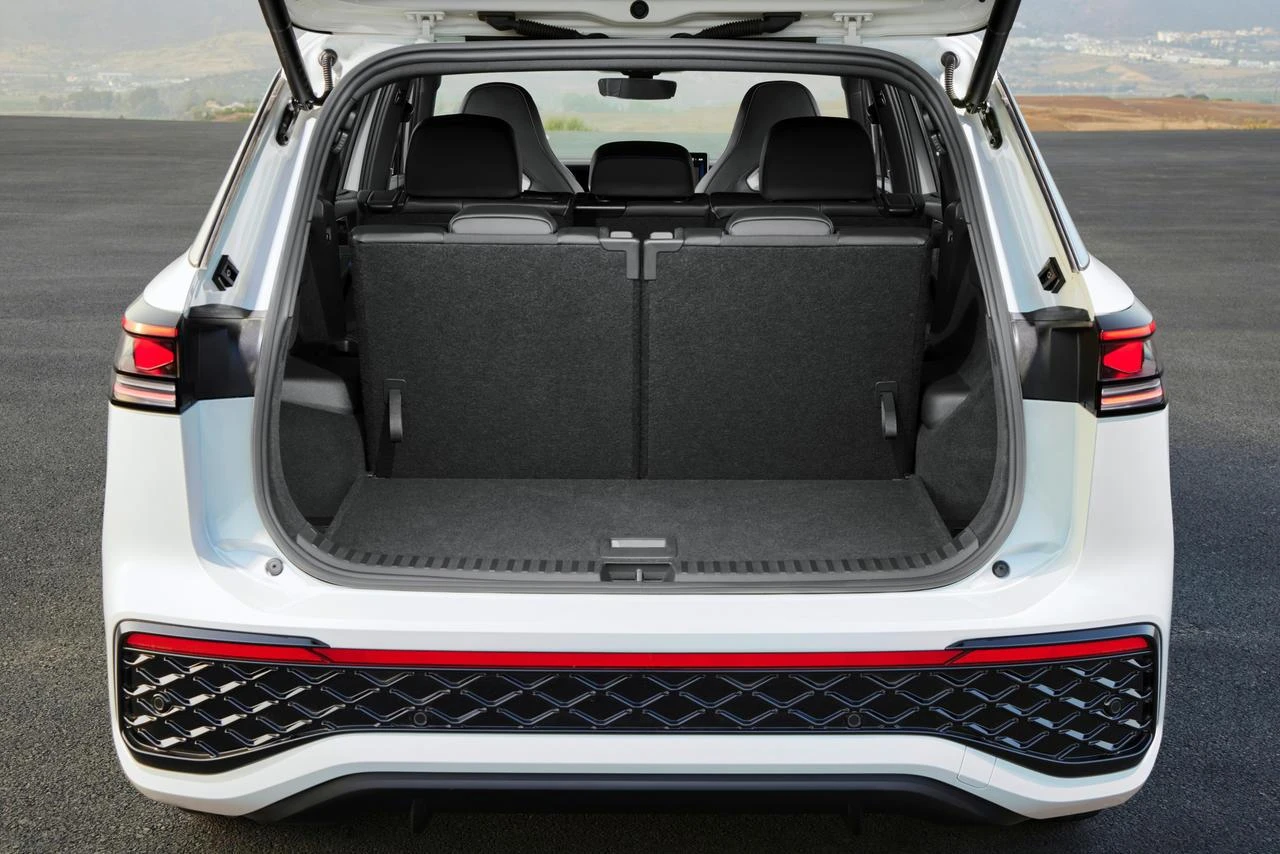 Coffre du Volkswagen Tayron ouvert en configuration 7 places, montrant un grand espace de chargement