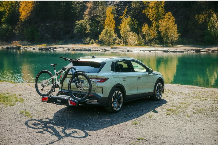 Gros plan d’un crochet de remorque prêt à accueillir un porte-vélos ou une remorque